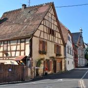 L'ancienne porte cochère, de la maison en avant plan, a été murée