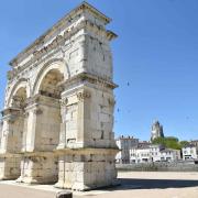 L'arc de Germanicus (ancienne porte monumentale) érigé entre 18 et 19 après J.C....