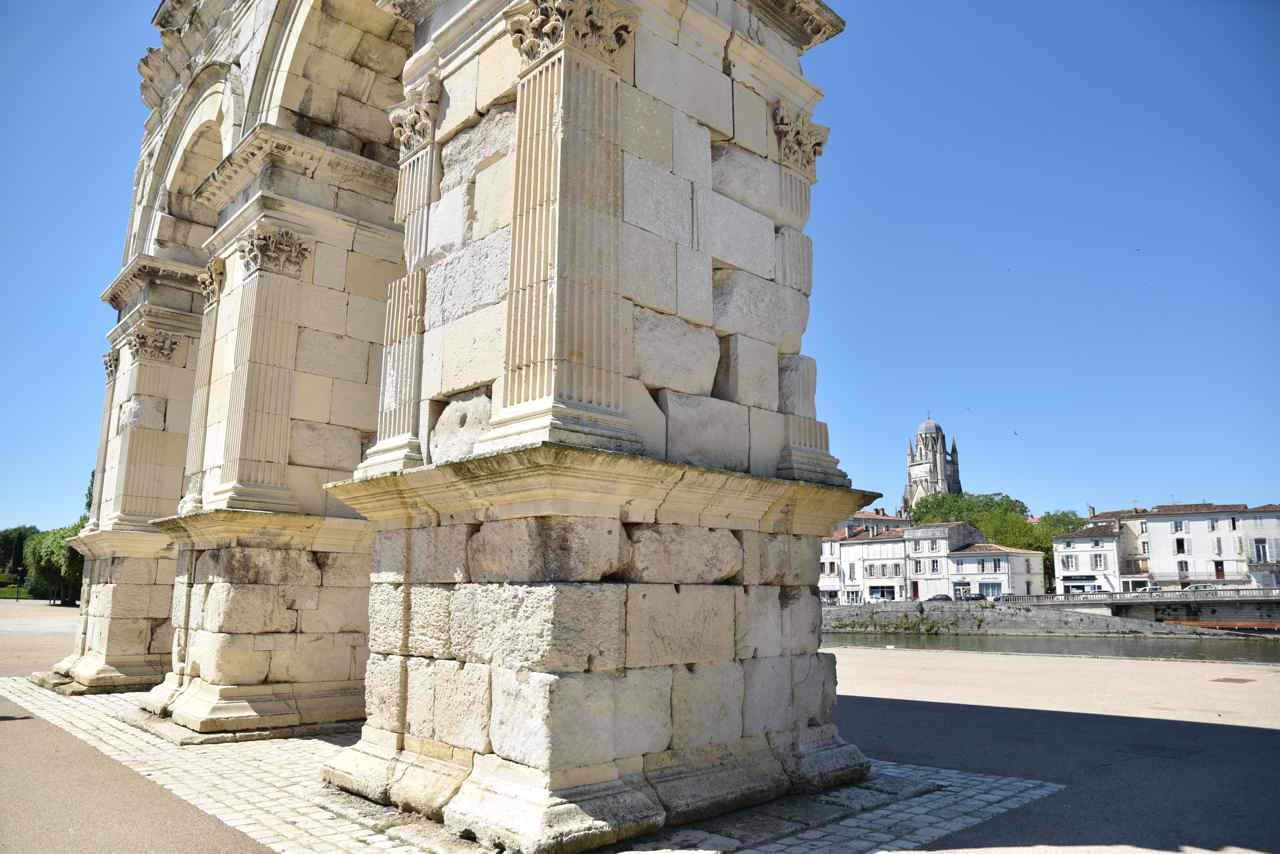 L'arc Germanicus, le fleuve Charente et le clocher de la cathédrale St Pierre