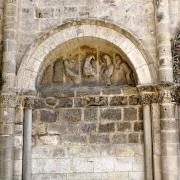 L'arcade aveugle de gauche abrite un bas-relief représentant  L'Epiphanie