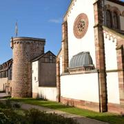 L'arrière de la synagogue et la tour porte vus depuis les fossés