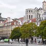 L'ascenseur Santa Justa et le couvent des Carmes vus depuis la place Dom Pedro