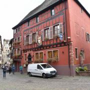 L'auberge du Cerf  et sa fontaine...