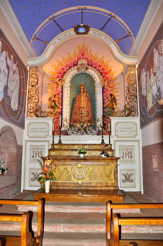 L'autel et les fresques du 2ème sanctuaire évoquent la vie de Marie et de Jésus