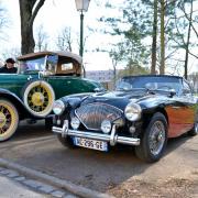 L'Austin Healey 100 à côté de l'ancêtre Ford Type A