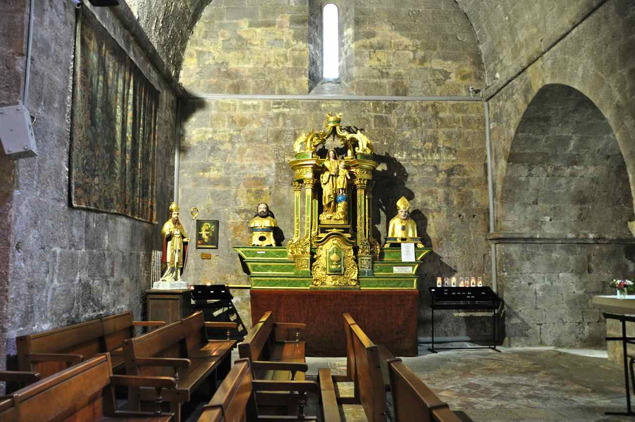 L'autel baroque à baldaquin du transept nord