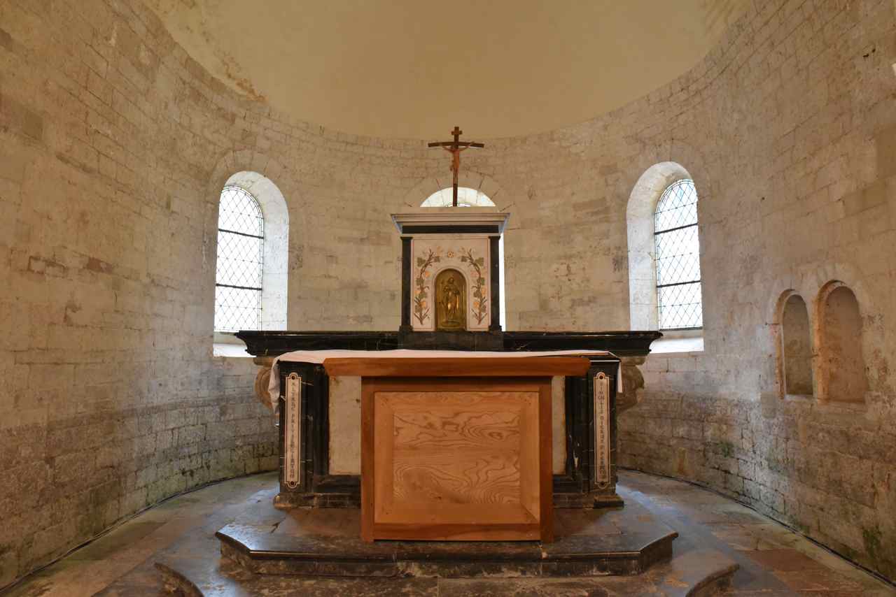 L'autel contemporain du choeur