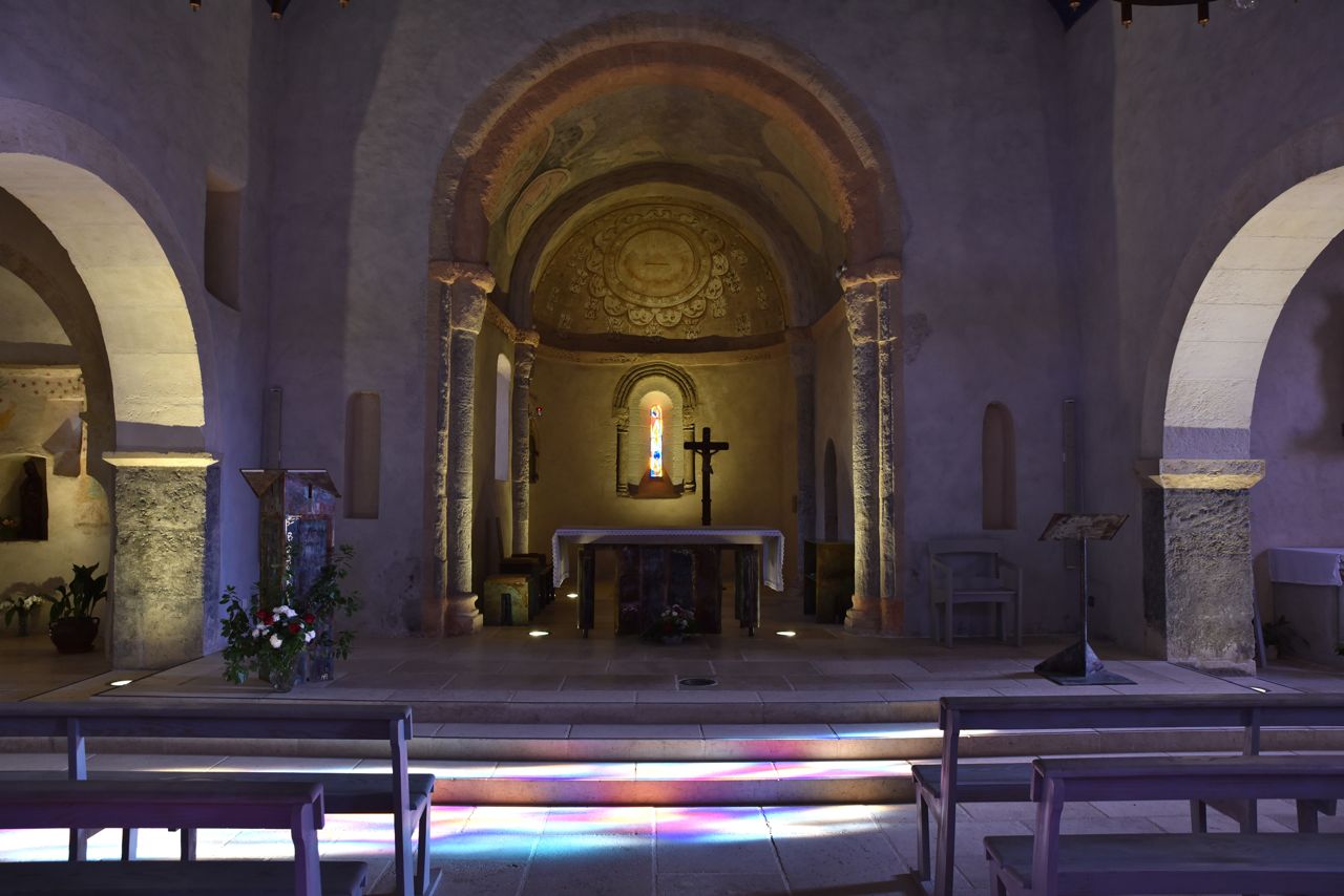 L'autel contemporain du choeur