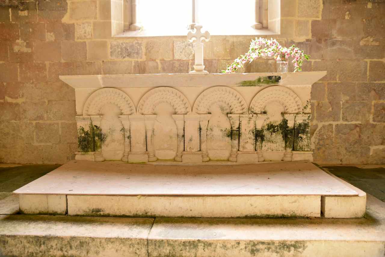 L'autel du choeur, plein de moisissures, visible uniquement en étant dans l'axe du choeur