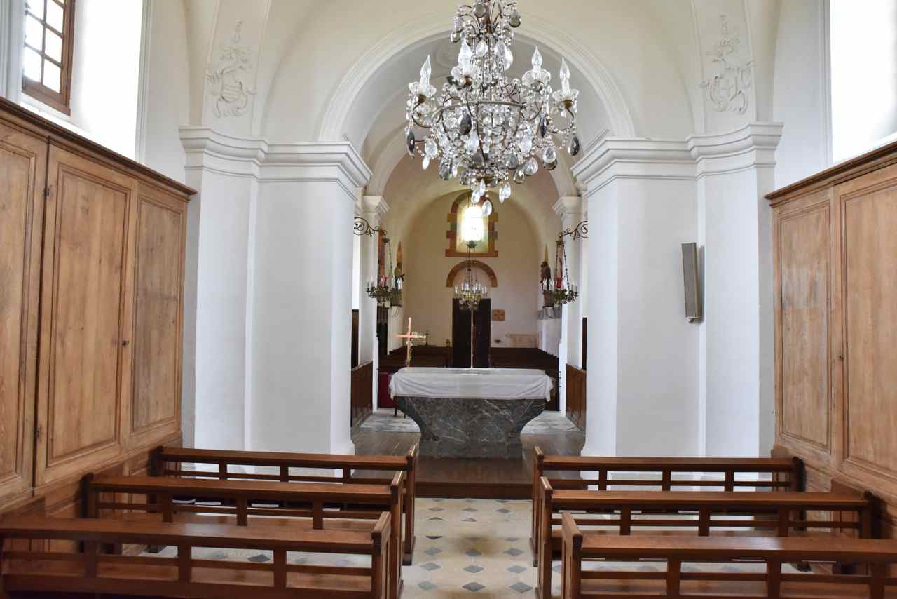 L'autel en granite et la nef vus depuis l'autel de l'église primitive.