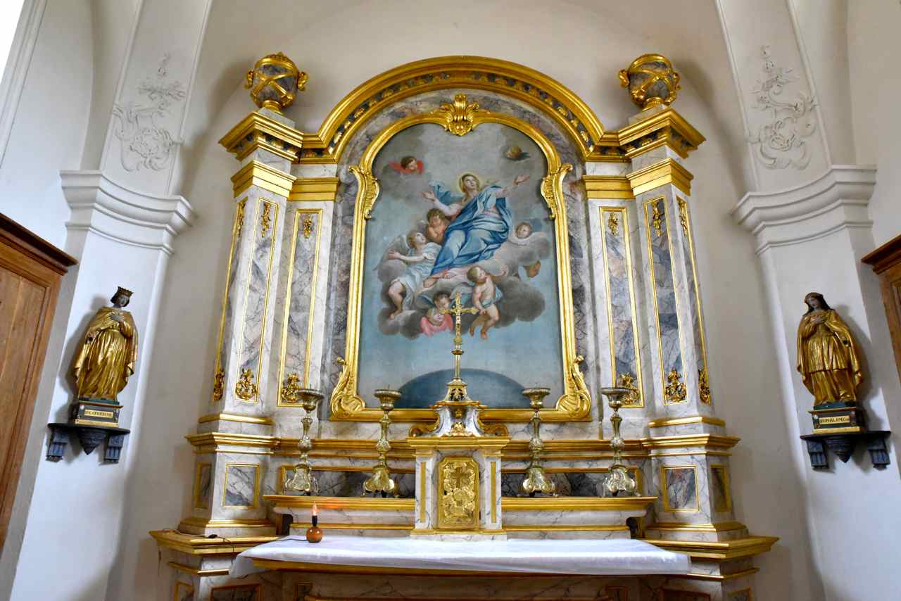 L'autel est de style roccoco avec ses dorures et faux marbre.