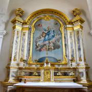 L'autel est de style roccoco avec ses dorures et faux marbre.