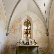 ...l'autel, les fresques et le vitrail axial...
