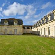 L'éclairage est assuré par de généreuses baies surmontées de mansardes