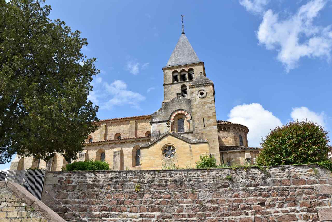 L'église romane Notre Dame de la Nativité date des XI° et XII° siècles