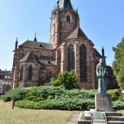 L'église abbatiale saint Pierre et Paul, au 1er plan le moine Otfried