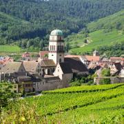 L'église de la Ste Croix au milieu du village comme ils se doit et...