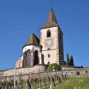 L’église est entourée d'une enceinte fortifiée hexagonale...