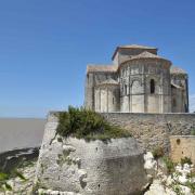 L'église fortifiée Ste Radegonde de Talmont surplombe l'estuaire de la Gironde