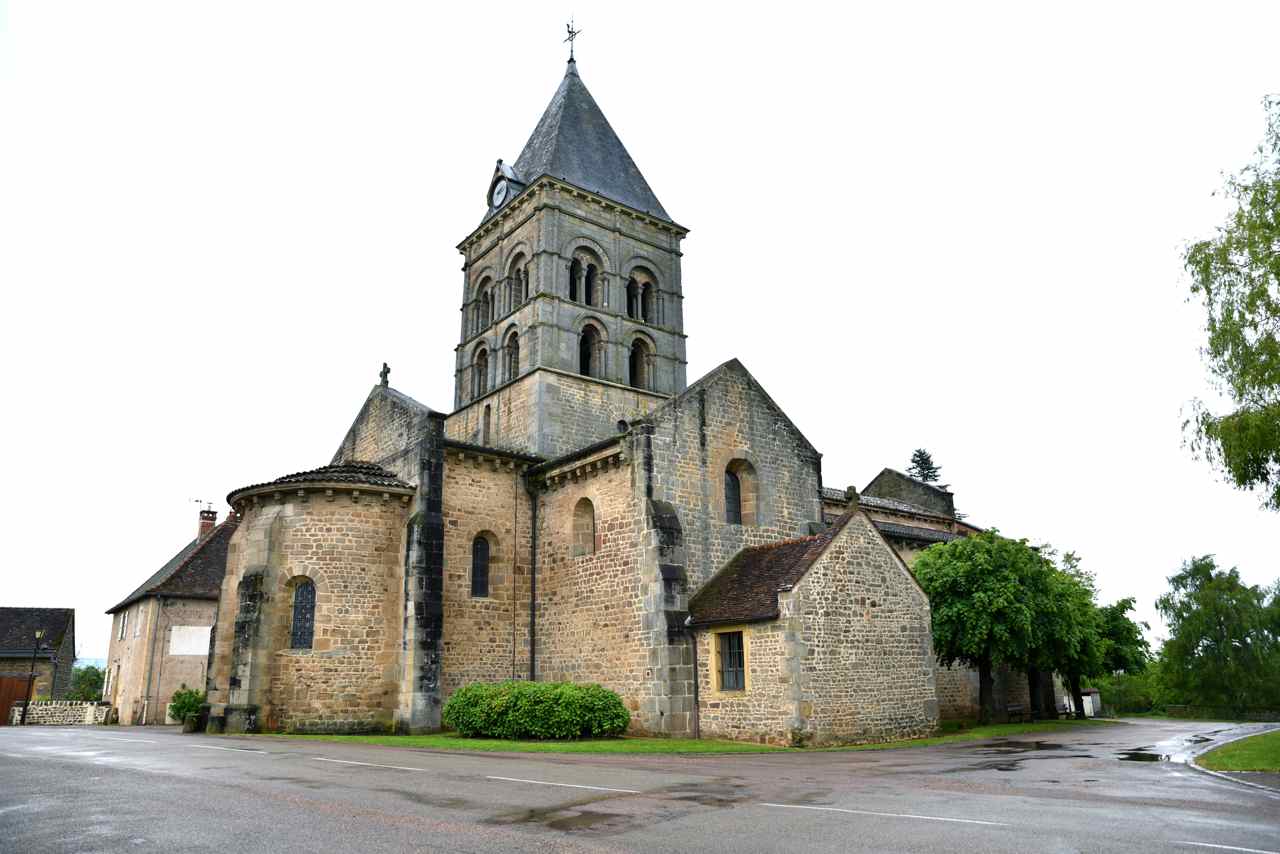 L'église priorale de St Pierre aux Liens date du tout début du XII° siècle