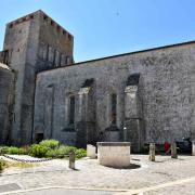 L'église romane fortifiée St Pierre date du XII° siècle, des sarcophages ..