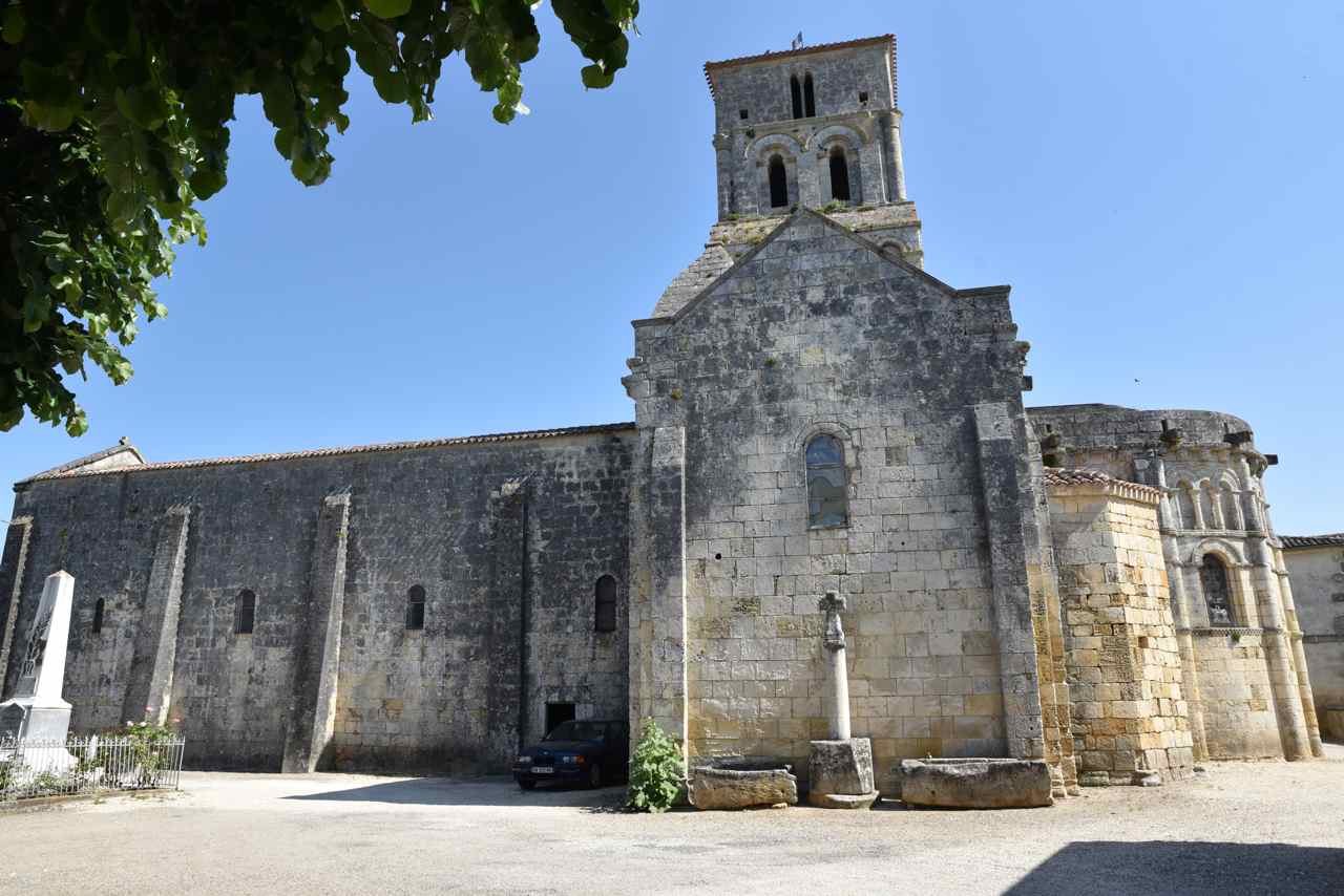 L'église romane St Pierre a été bâtie dans la 2ème partie du XII° siècle
