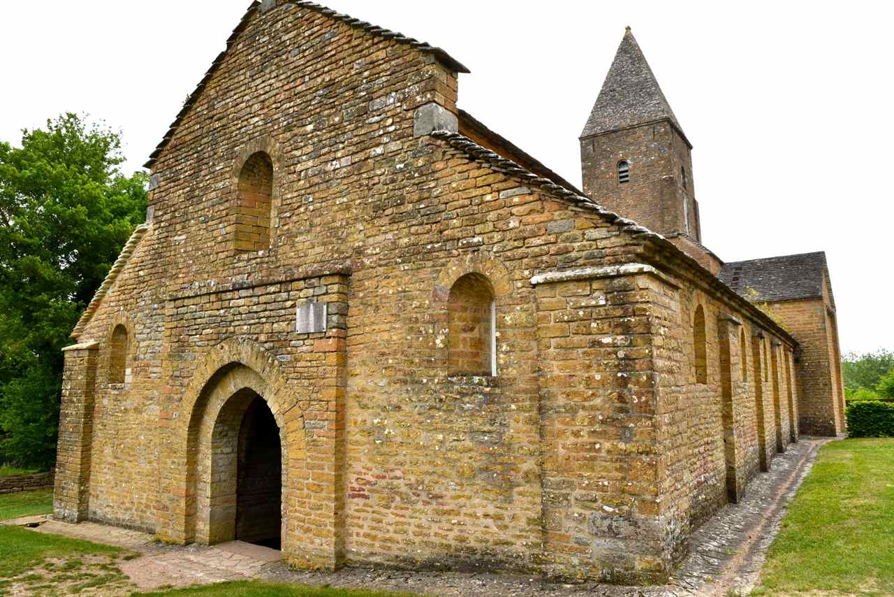 L'église est édifiée en pierre de taille assemblée en appareil irrégulier