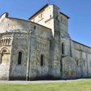 L'église romane St Vivien a été bâtie au XII° et fortifiée au XV° siècle