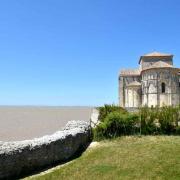 L'église romane Ste Radegonde du XII° siècle surplombe l'estuaire de la Gironde