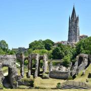 L'église Saint-Eutrope de Saintes en Saintonge, vue depuis l'amphithéatre gallo-romain