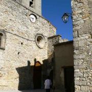 L'église Sainte Aurèle du XII° siècle, jouxte le château