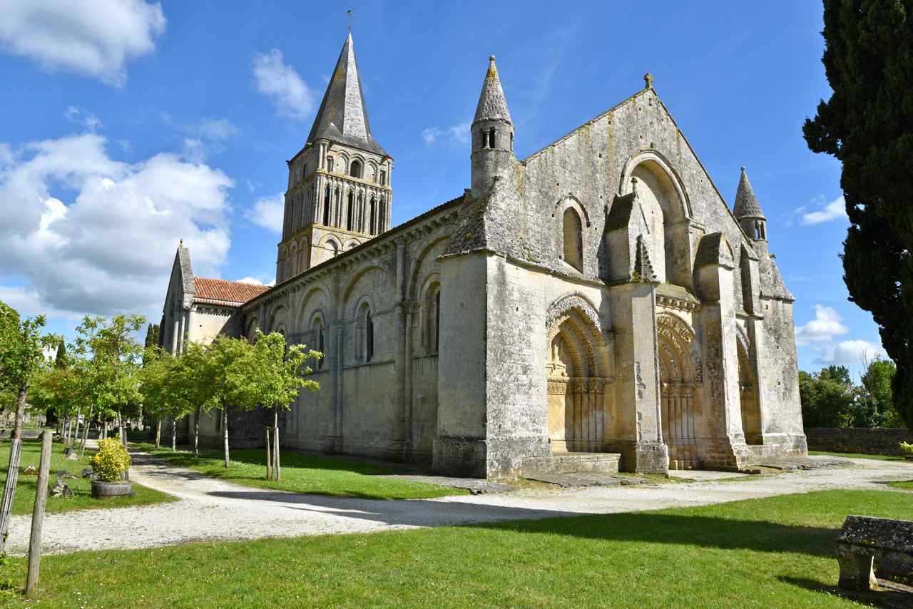 L'église St Pierre d'Aulnay est classée au patrimoine mondial de l'UNESCO