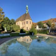 L'église St Pierre et la sculpture d'A. Hirn se mirent dans le bassin