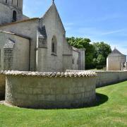 L'enceinte médiévale était plus élevée  et protégeait l'église romane