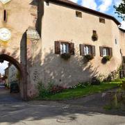 Le porche fortifié de l'Obertor et les maisons intégrées aux remparts