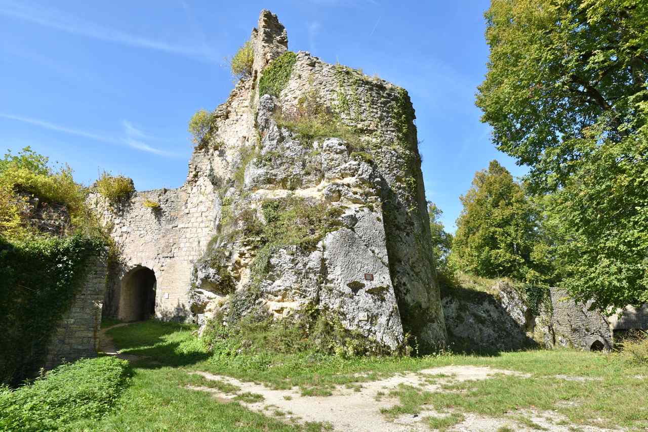 L'entrée du château, le donjon sur son rocher date des XIII° et XIV° siècles