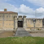 L'entrée du fort, à droite une échauguette et une Dame