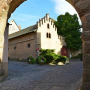 L'entrée fortifiée et l'un des trois châteaux que comptait le village