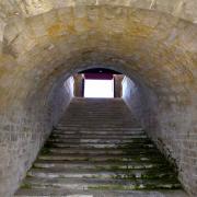 L'escalier de la chapelle  donnant accès à la mer  vu depuis la poterne