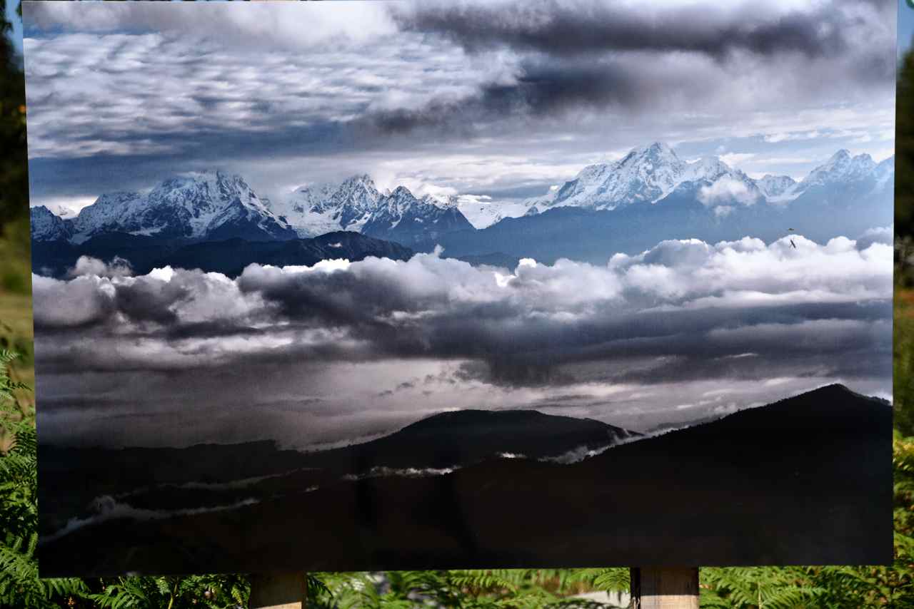 L'Himalaya vu de Namo Buddha. Le pic à gauche est le Dorje Lekpa-6966m