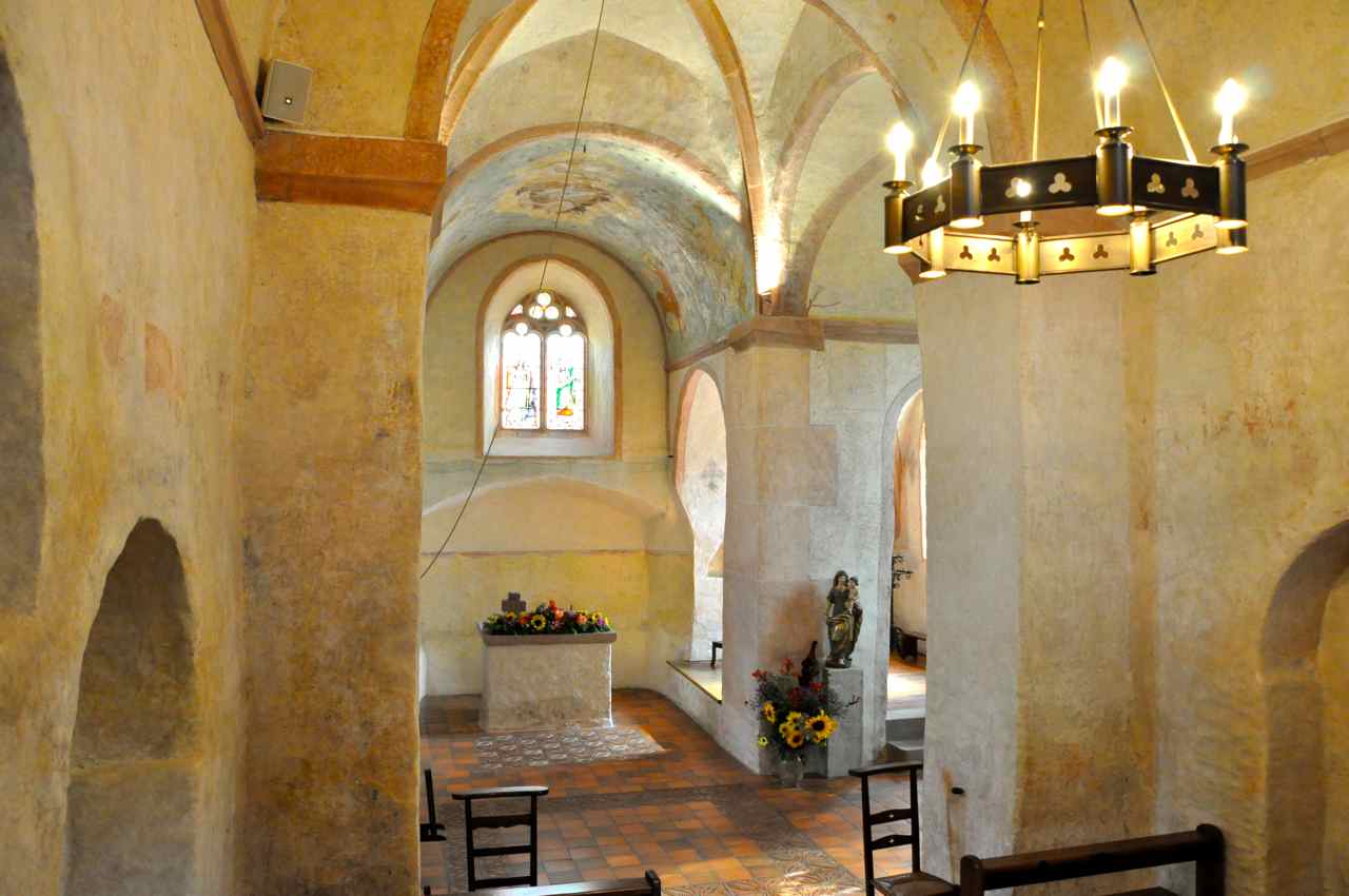 L'intérieur de l'église à nef unique vu depuis la tribune