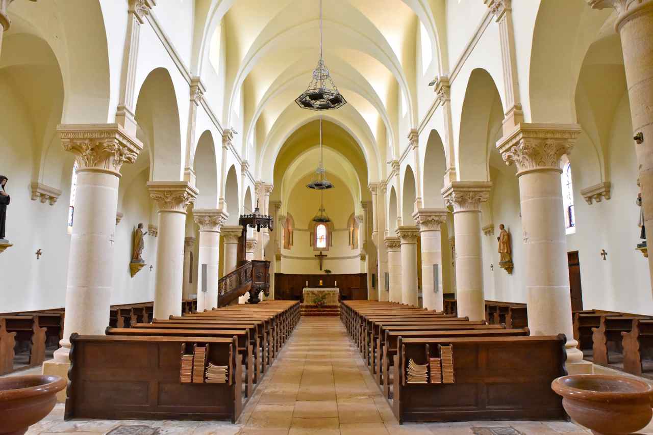 L'intérieur de la nef de style néo-gothique a été reconsrtruit 1865