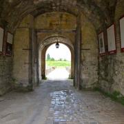 L'intérieur de la porte Royale, au fond le pont dormant,  avec...