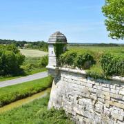L'océan retiré, ce sont les marais qui entourent maintenant la cité de Brouage