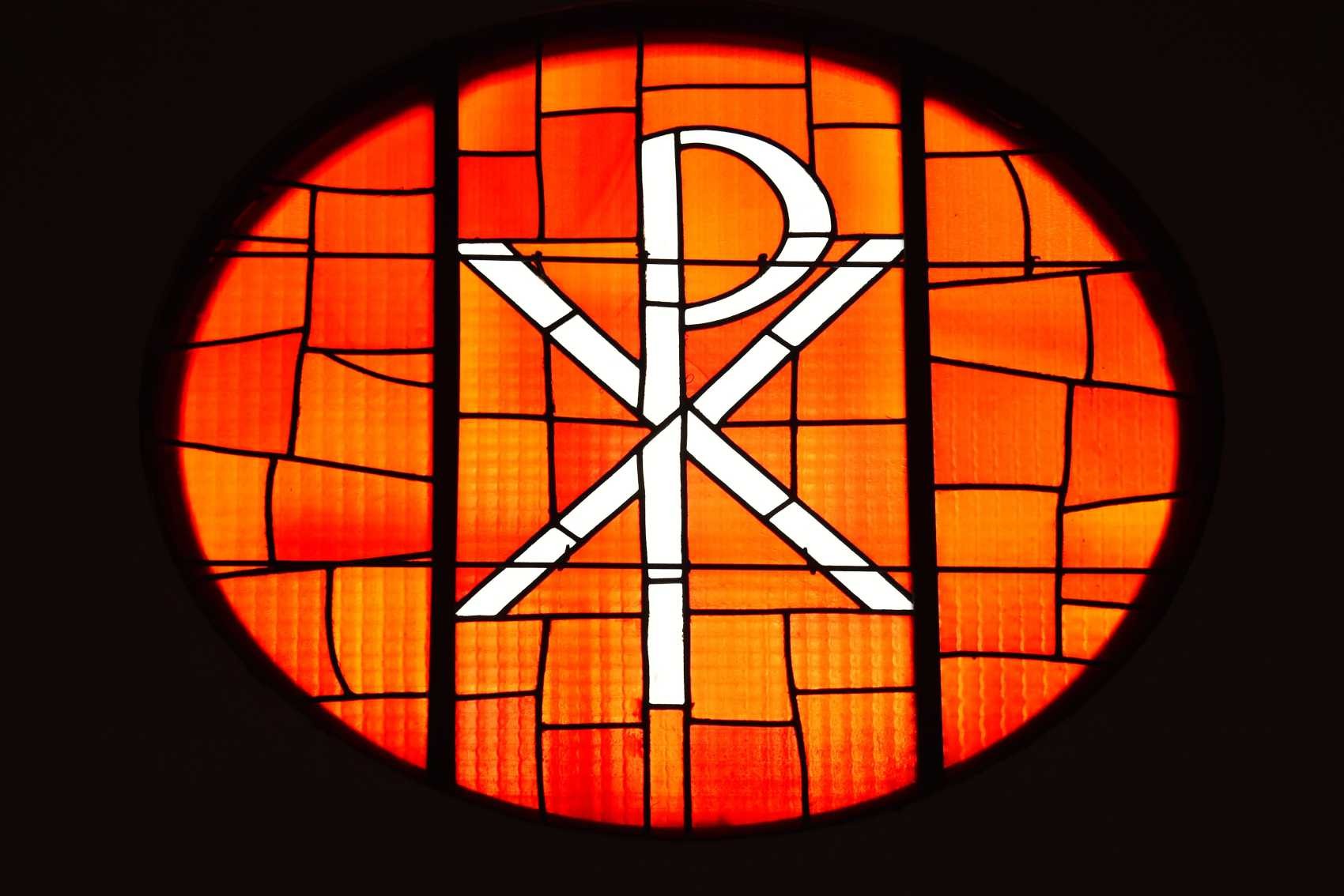 L'oculus de la tribune représente le monogramme du Christ en lettres grecques