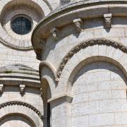 L'oculus et les modillons des deux chapelles