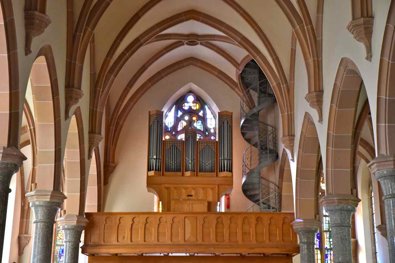 L'orgue date de 1979. remarquez l'escalier en colimaçon donnant accès au clocher