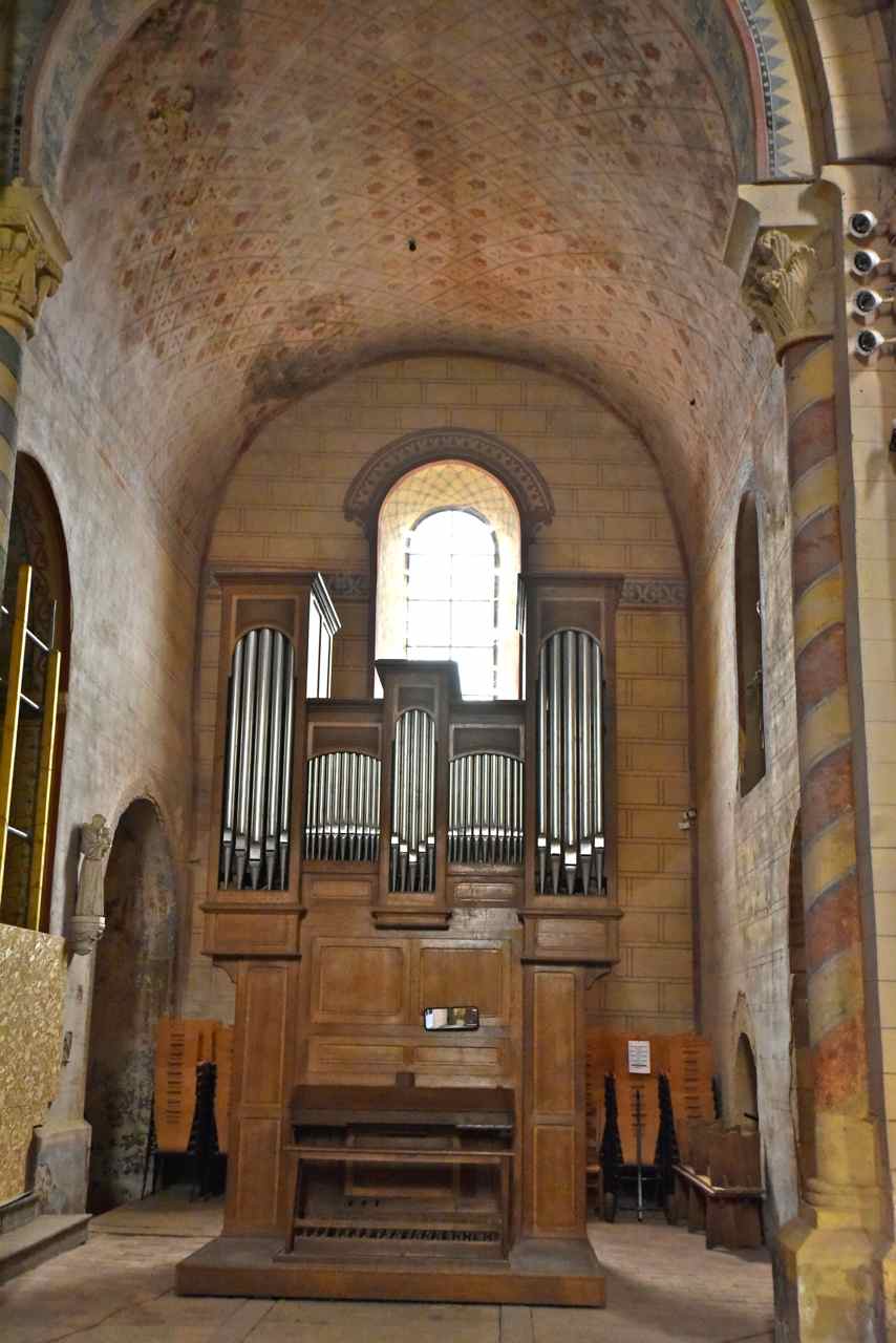 L'orgue de croisée du transept est une reprise...