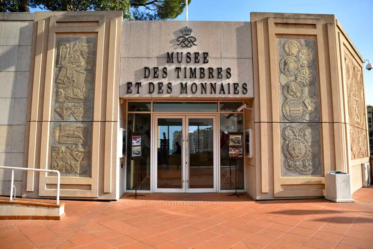 Le musée encadré par des sculptures des monnaies et de timbres