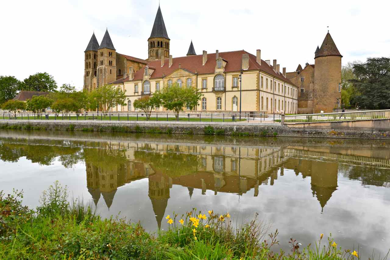 La basilique romane du Sacré Coeur se reflète dans les eaux  de la Bourbince...